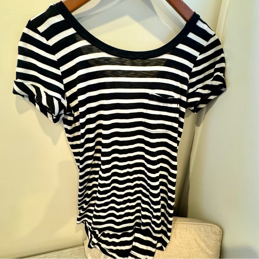 Splendid, black & white, low v-back, pocket, T.